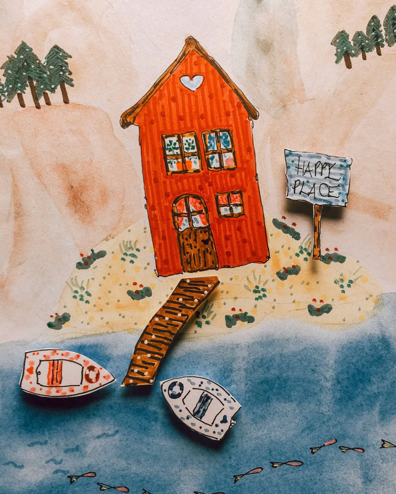 Happy Place rotes Haus mit Steg und kleinen Booten